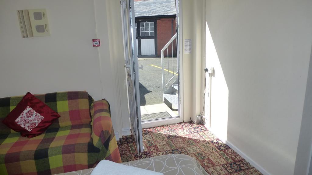 Whitehall Guest House Colwyn Bay Bagian luar foto