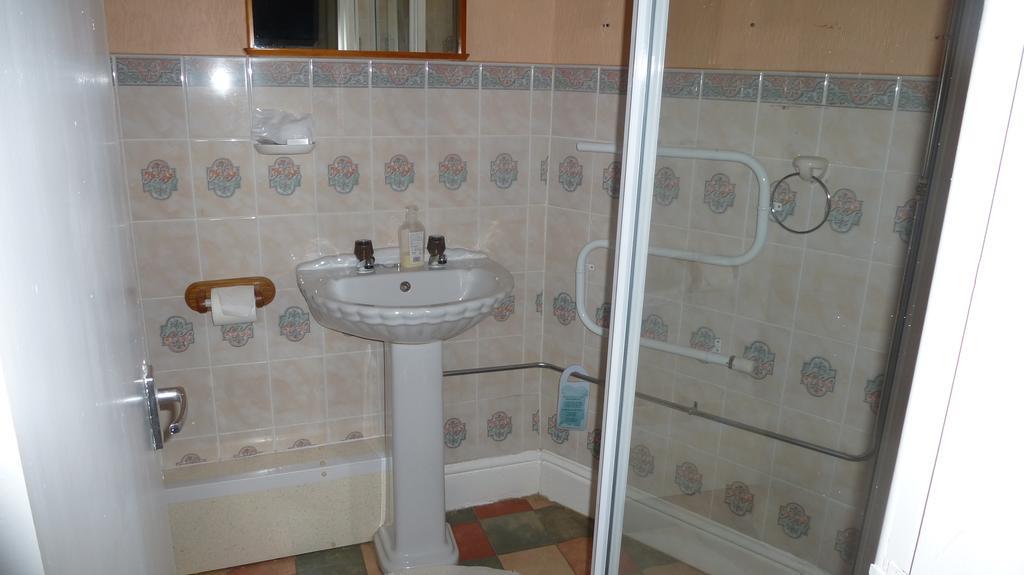Whitehall Guest House Colwyn Bay Bagian luar foto