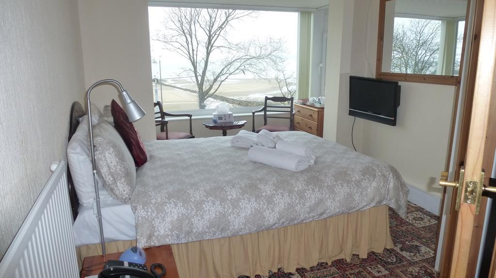 Whitehall Guest House Colwyn Bay Bagian luar foto